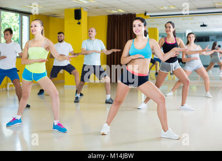 Schlank sportlich positive schwedische Frauen und Männer tanzen Streifen aus Kunststoff in der Klasse Stockfoto