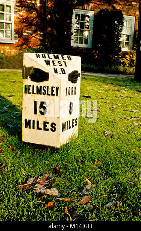 Milepost, Sutton auf den Wald, North Yorkshire Stockfoto
