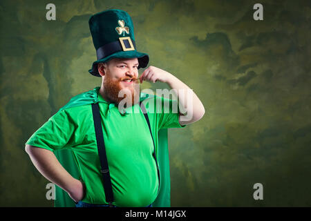 Ein dicker Mann mit Bart in St. Patrick's Suit ist ein Lächeln auf den Lippen. Stockfoto