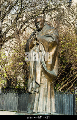 Paris, Frankreich, 9. Dezember 2017: Statue von Papst Johannes Paul II. auf der Ile de la Cite, die von der Kathedrale Notre Dame. Stockfoto