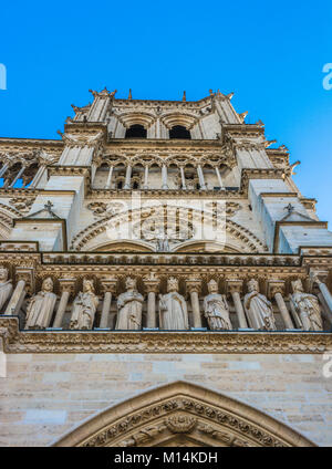 Paris, Frankreich: Skulpturen auf dem Portal von St. Anne auf der westlichen Fassade, Southern Tower, der Notre Dame Kathedrale. Stockfoto