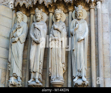 Paris, Frankreich: Skulpturen der Könige, Königinnen und Priester auf dem Portal von St. Anne auf der westlichen Fassade, Southern Tower, der Notre Dame Kathedrale. Stockfoto