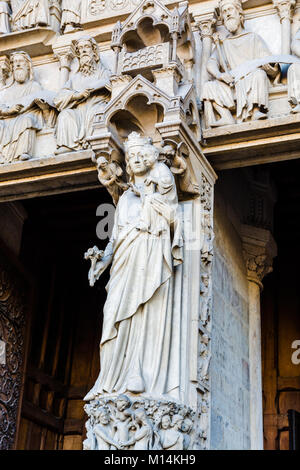 Paris, Frankreich: Die Statue der Jungfrau Maria auf die Spalte zwischen den Türen des Portals der Jungfrau, auf der westlichen Fassade der Kathedrale von N Stockfoto