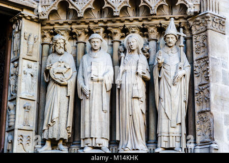 Paris, Frankreich: Statuen von Heiligen auf die Wände, die die Türen des Portals der Jungfrau, auf der westlichen Fassade der Kathedrale von Notre Stockfoto