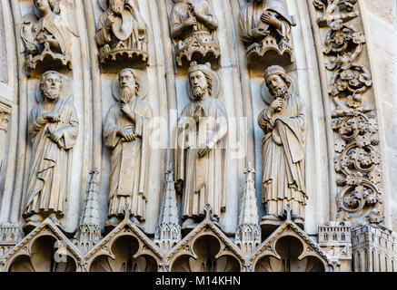 Paris, Frankreich: Statuen von Heiligen auf die Wände, die die Türen des Portals der Jungfrau, auf der westlichen Fassade der Kathedrale von Notre Stockfoto