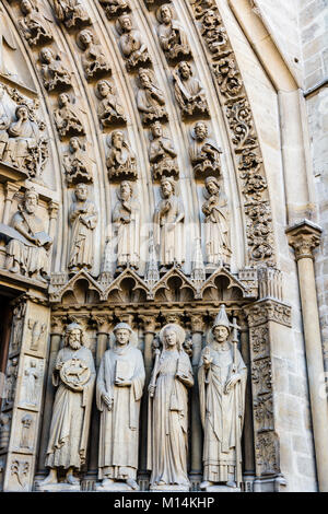 Paris, Frankreich: Statuen von Heiligen auf die Wände, die die Türen des Portals der Jungfrau, auf der westlichen Fassade der Kathedrale von Notre Stockfoto