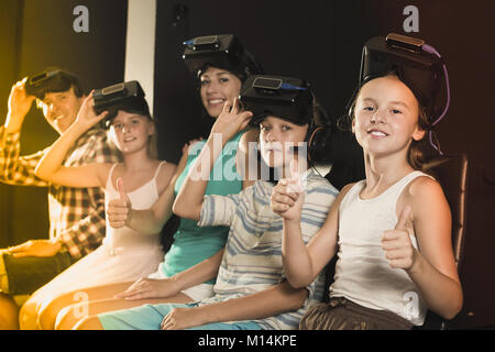 Eltern mit Kindern sind Sie mit im Zimmer der virtuellen Realität Stockfoto
