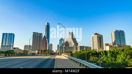 Austin, Texas - 1. Juni 2014: Die Stadt der Wolkenkratzer in Austin von der Ann W. Richards Congress Avenue Bridge crossing over Lady Bird Lake gesehen. Stockfoto