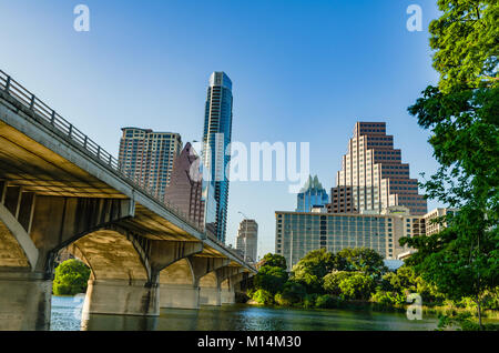 Austin, Texas - 1. Juni 2014: Wolkenkratzer und der Ann W. Richards Congress Avenue Bridge (Brücke) überqueren Lady Bird Lake. Stockfoto