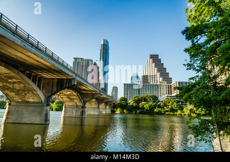 Austin, Texas - 1. Juni 2014: Wolkenkratzer und der Ann W. Richards Congress Avenue Bridge (Brücke) überqueren Lady Bird Lake. Stockfoto