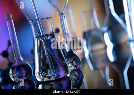 Wissenschaft Experiment Konzept Hintergrund. Labor Becher, Pipette. Bokeh Hintergrund. Stockfoto