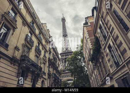 Paris Altstadt Blick vom Eiffelturm an einem bewölkten Tag. Stockfoto