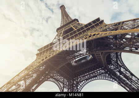 Paris der Eiffelturm von unten an einem bewölkten Tag. Ideal für Websites und Zeitschriften Layouts Stockfoto