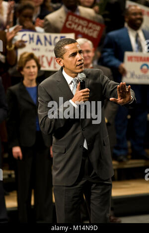 Dann US-Senator Barack Obama, am Vorabend der Primär Südcarolina, Adressierung einer Masse an einer Kundgebung in Columbia, SC., 25. Januar 2008 Stockfoto