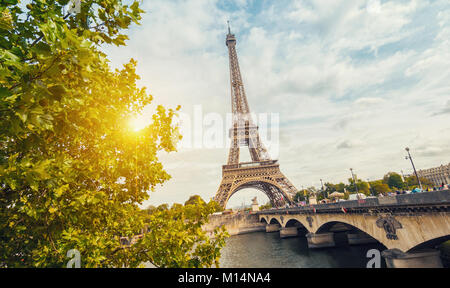Blick auf den Sommer zu den Eiffelturm in Paris. Stockfoto