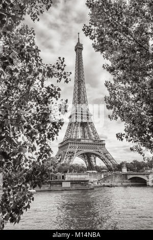 Blick vom Ufer der Seine, der Eiffelturm in Paris in den Farben Schwarz und Weiß. Stockfoto