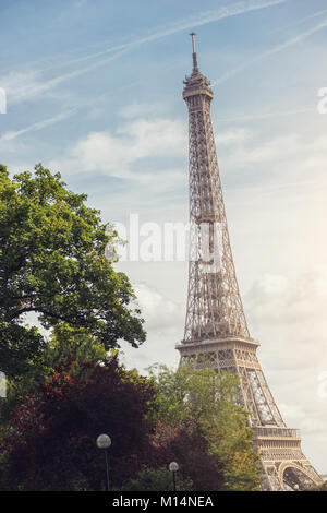 Blick auf den Eiffelturm in Paris bei Sonnenuntergang. Stockfoto