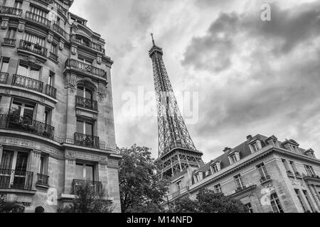 Blick von der Altstadt von Paris, um den Eiffelturm in den Farben Schwarz und Weiß. Stockfoto