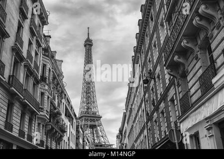 Blick von einer kleinen Straße in Paris, um den Eiffelturm in den Farben Schwarz und Weiß. Stockfoto