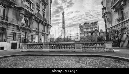 Eine kleine Straße in Paris mit Blick auf den Eiffelturm. Stockfoto