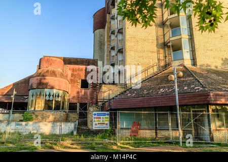 Hotel Dunav eingezäunt von der Öffentlichkeit mit Schlacht Narben von der Kroatischen Unabhängigkeitskrieg. Vukovar, Kroatien Stockfoto