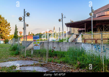 Hotel Dunav eingezäunt von der Öffentlichkeit mit Schlacht Narben von der Kroatischen Unabhängigkeitskrieg. Vukovar, Kroatien Stockfoto