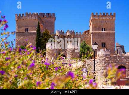 Blick auf die Burg von Ampudia. Provinz von Palencia, Spanien Stockfoto
