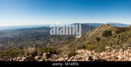 Panoramablick von der Sierra de Mijas, Berge, Blick nach Westen in Richtung Marbella, Andalusien, Spanien. Stockfoto