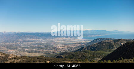 Panoramablick von der Sierra de Mijas, Berge, Blick nach Osten in Richtung Malaga, Andalusien, Spanien. Stockfoto