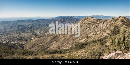 Panoramablick von der Sierra de Mijas, Berge, Blick nach Westen in Richtung Marbella, Andalusien, Spanien. Stockfoto