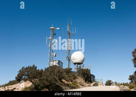 Wetter Radar, Wetter surveillance radar, Doppler Radar auf die Berge von Mijas, Andalusien, Spanien. Foto Stockfoto