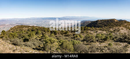 Panoramablick von der Sierra de Mijas, Berge, Blick nach Osten in Richtung Malaga, Andalusien, Spanien. Stockfoto