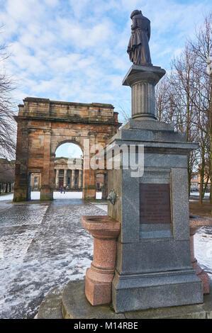 Sir William Collins Brunnen am Eingang zu Glasgow Green Park, mit mit dem McLennan Arch im Hintergrund. Stockfoto