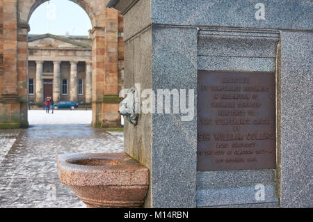 Sir William Collins Brunnen am Eingang zu Glasgow Green Park, mit mit dem McLennan Arch im Hintergrund. Stockfoto