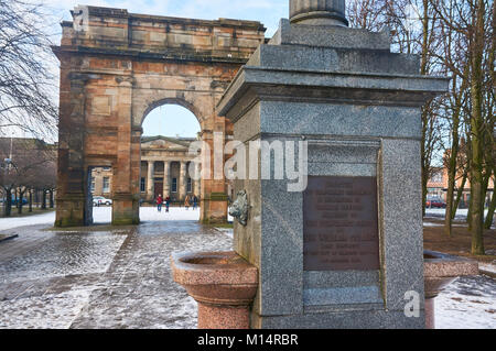 Sir William Collins Brunnen am Eingang zu Glasgow Green Park, mit mit dem McLennan Arch im Hintergrund. Stockfoto