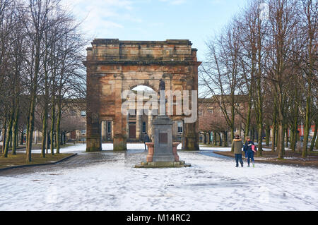 Die McLennan Arch am Eingang zu Glasgow Green Park, mit der William Collins Brunnen im Vordergrund. Stockfoto