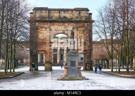 Die McLennan Arch am Eingang zu Glasgow Green Park, mit der William Collins Brunnen im Vordergrund. Stockfoto