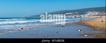 Panoramablick in Taghazout vom Strand. Stockfoto