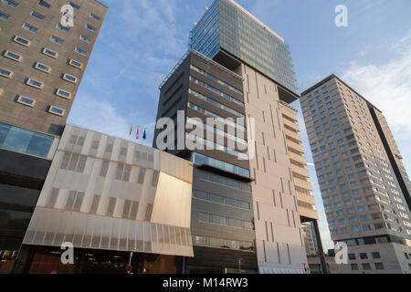 Modernes Gebäude im Stadtteil Diagonal Mar, Barcelona. Stockfoto