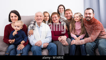 Erwachsene mit Kindern Fotografieren am besten Momente während Weihnachtsessen. Stockfoto