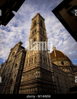 Giottos Glockenturm und die Kathedrale Santa Maria del Fiore - Low Angle Shot von Giottos Glockenturm in Florenz, Italien Stockfoto