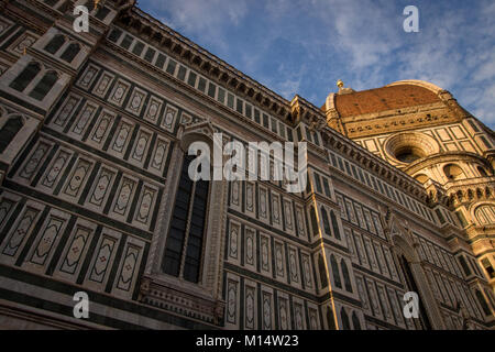 Kathedrale Santa Maria del Fiore in Florenz, Italien - Wide Angle Shot der Glockenturm der Kathedrale von Florenz & Giotto (Il Duomo di Firenze) Stockfoto