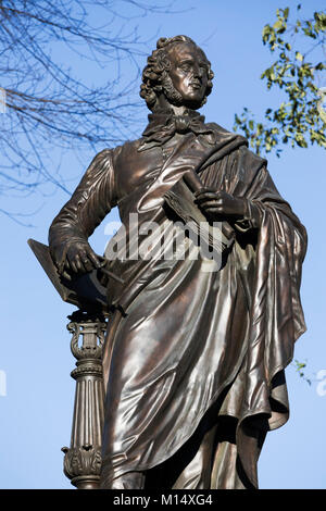 Statue des berühmten Komponisten Felix Mendelssohn Bartholdy neben St. Thomas Kirche, Leipzig, Sachsen, Deutschland, Europa Stockfoto