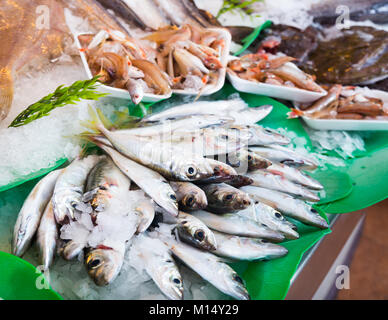 Frischer Fisch und Meeresfrüchte Zähler auf dem Markt, in der Nähe Stockfoto