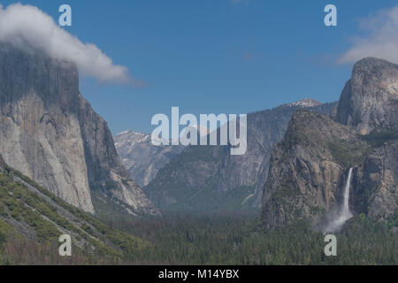 El Capitan, bridalveil Falls, Half Dome, Kiefernwald, einige interessante Wolkenformationen, und darüber hinaus, die einen klaren Himmel, in den Yosemite National Park Stockfoto