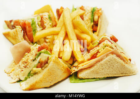 Club Sandwiches und Pommes frites Kartoffeln Stockfoto