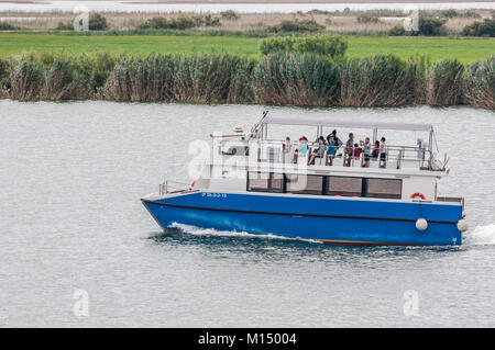 Boot auf dem Fluss Ebro mit Touristen, Ebro Delta, Tarragona, Katalonien, Spanien Stockfoto