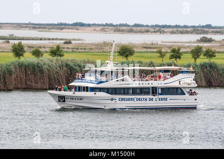 Boot auf dem Fluss Ebro mit Touristen, Ebro Delta, Tarragona, Katalonien, Spanien Stockfoto