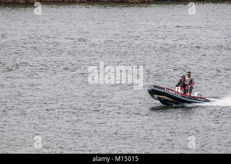 Boot auf dem Fluss Ebro mit Touristen, Ebro Delta, Tarragona, Katalonien, Spanien Stockfoto