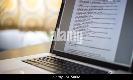 HTML-Website computer Code wird auf einem Laptop angezeigt. Stockfoto